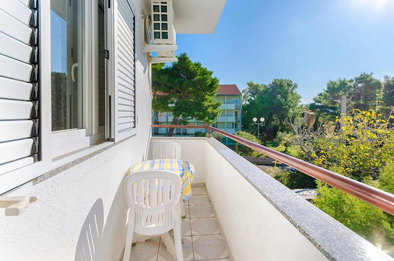 Apartments Anica J Lopar