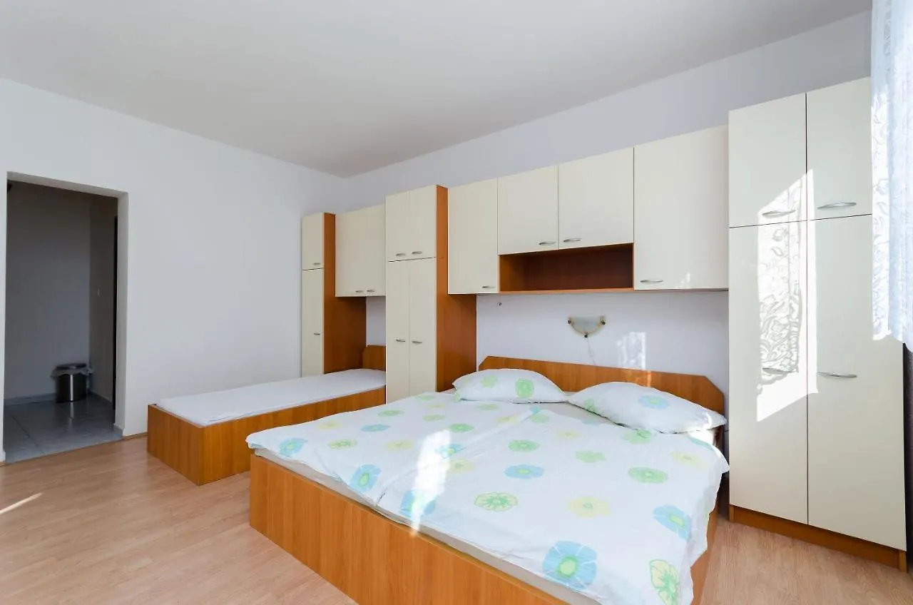 Apartments Anica J Lopar