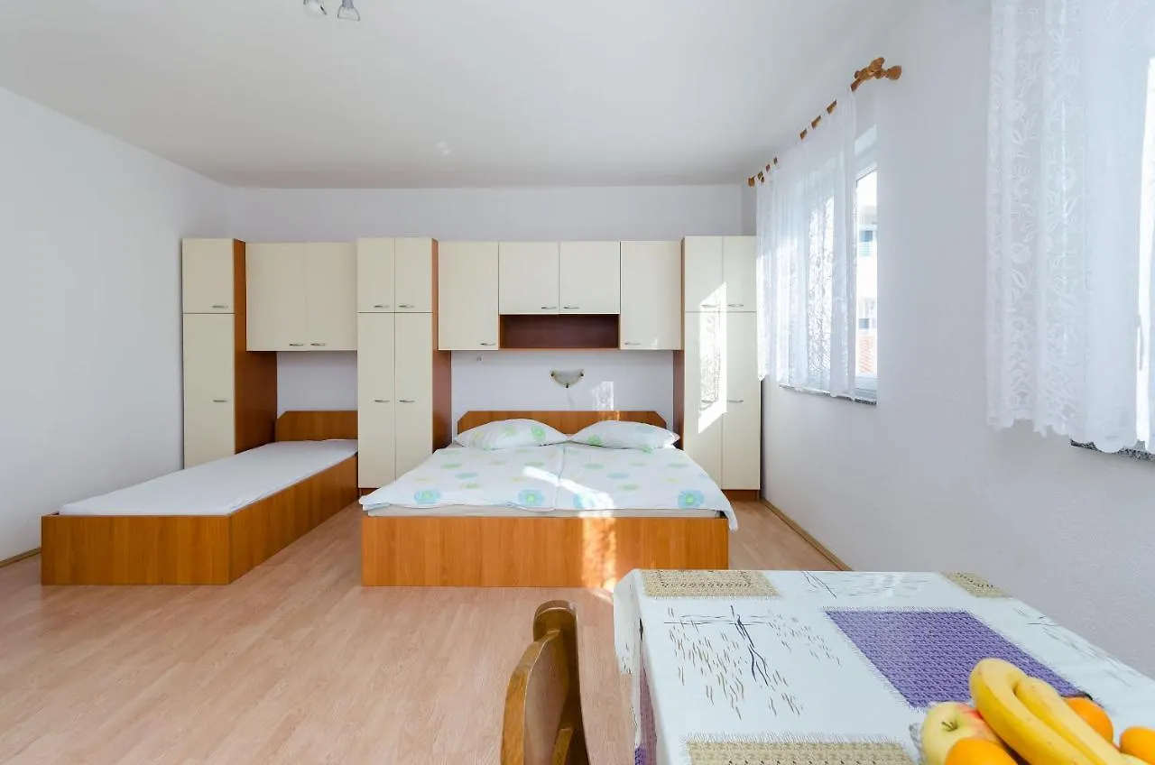 Apartments Anica J Lopar