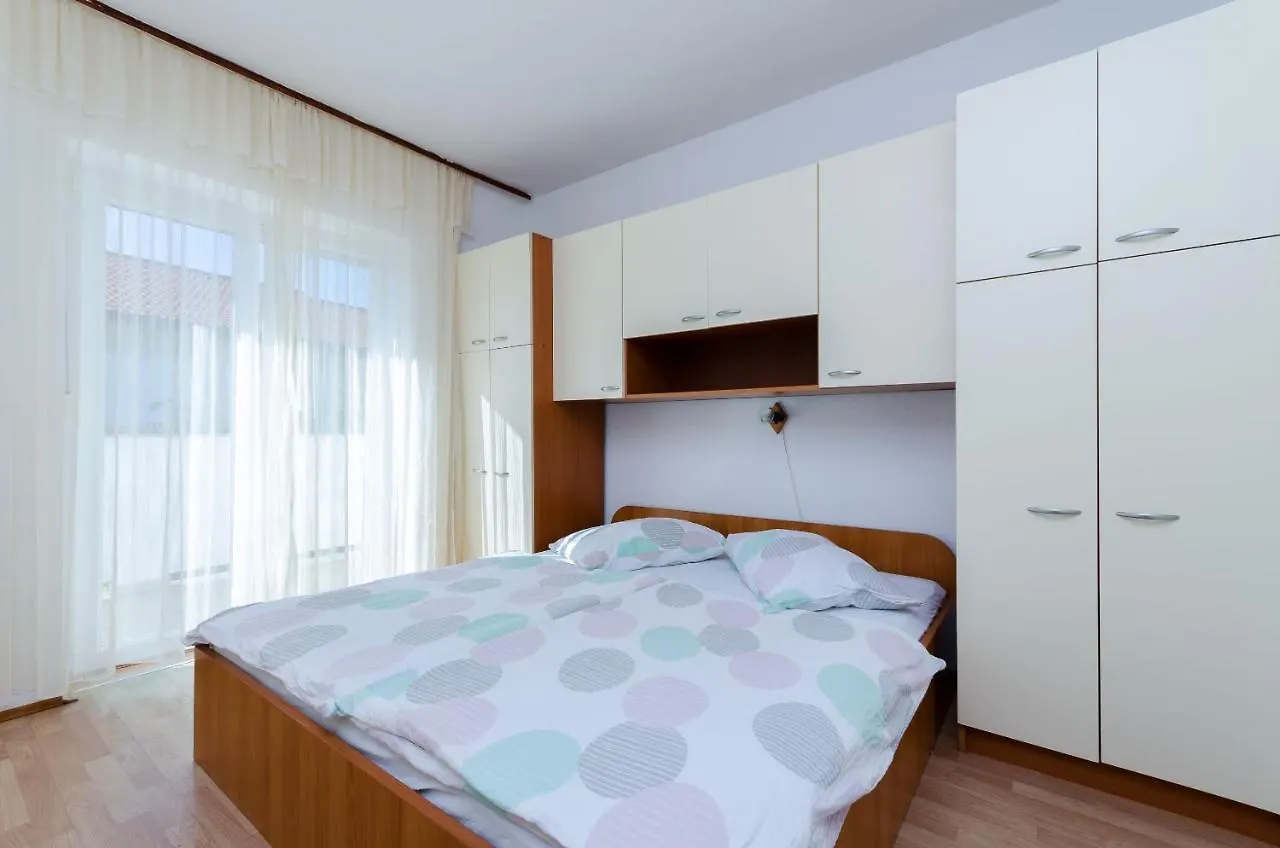 Apartments Anica J Lopar