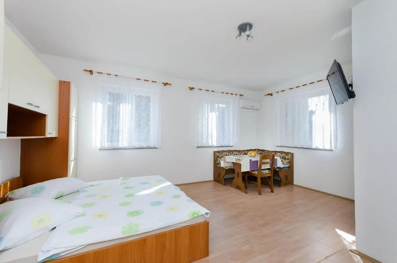 Apartments Anica J Lopar